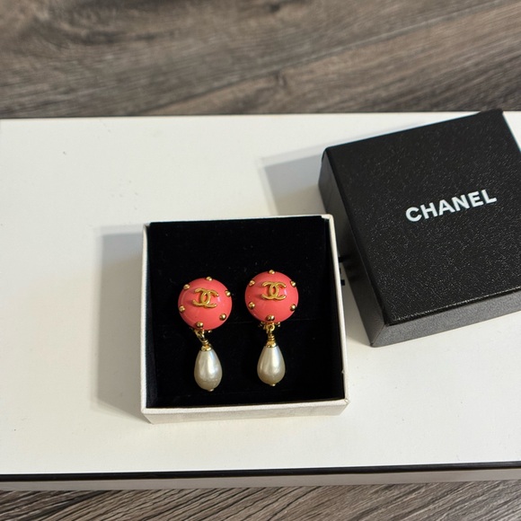 CHANEL Vintage Coral and Gold CC Faux Pearl Dangle Clip On Earrings - Picture 1 of 10